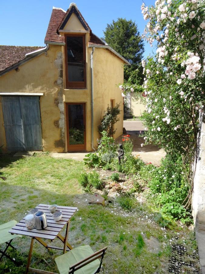 Bed and Breakfast L'Escalier Des Reves Saint-Sauveur-en-Puisaye Exterior foto